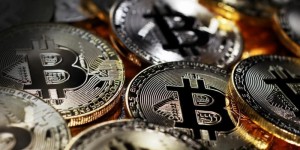 现货黄金年内大涨 38%！怎么借用正规黄金投资平台把握这波投资趋势？