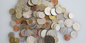 2025金价波动大，选实物黄金还是现货黄金？3个维度帮你决策